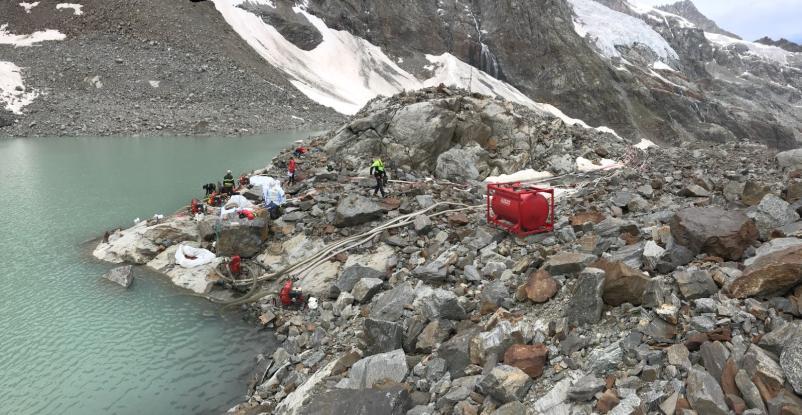 Cerise Il corpo glaciale è diviso in tre porzioni: una destra laterale, una sinistra laterale ed una centrale che si sta dividendo in due