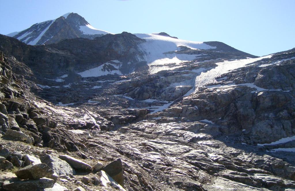 La fascia di rocce sovrastante il primo muro sopra la zona frontale è sempre più estesa e predispone ad un imminente separazione con la zona alta.