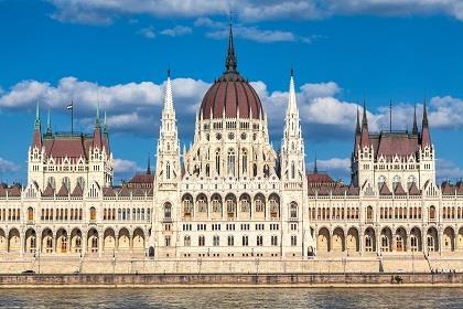 00 Visita degli interni del magnifico Parlamento Neo- Gotico (il più grande edificio del paese, scena dell'assemblea Nazionale. Si trova alla riva del Danubio ed è stato costruito tra 1884 e 1902.