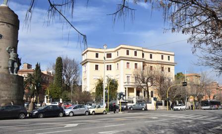 monumento ai finanzieri inaugurato nel 1930 2019 prospettiva oggi del Largo XXI