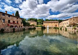 La visita al borgo sulle orme della storia La piazza di Bagno Vignoni non risuona più delle voci dei giovani rampolli delle nobili famiglie senesi che nel Rinascimento venivano ospitati in queste