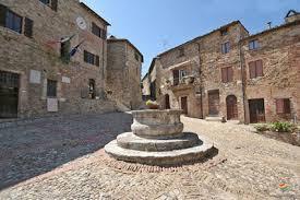 Castiglione d'orcia. Il borgo medievale è tipicizzato da vie strette che si snodano lungo un asse viario centrale con edifici medievali.