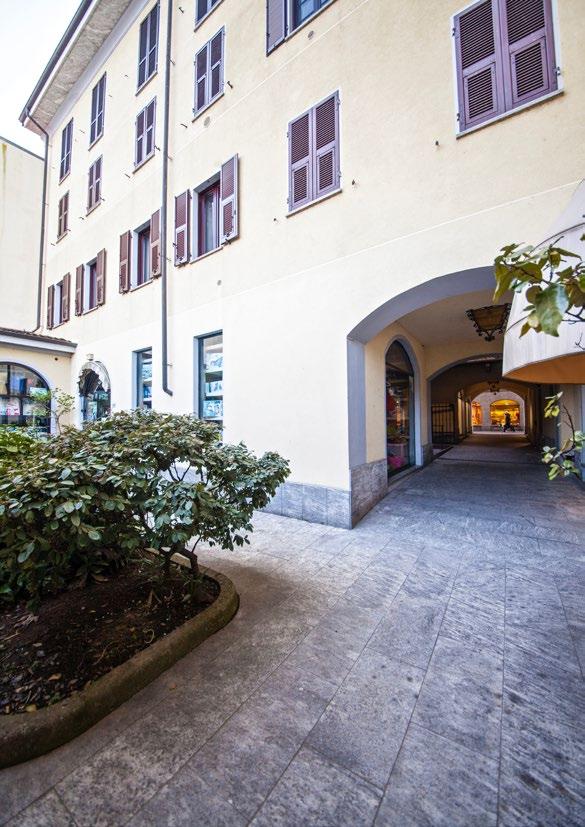 Appartamento lussuoso in vendita Arona Lago Maggiore situato nel centro storico e fronte lago.