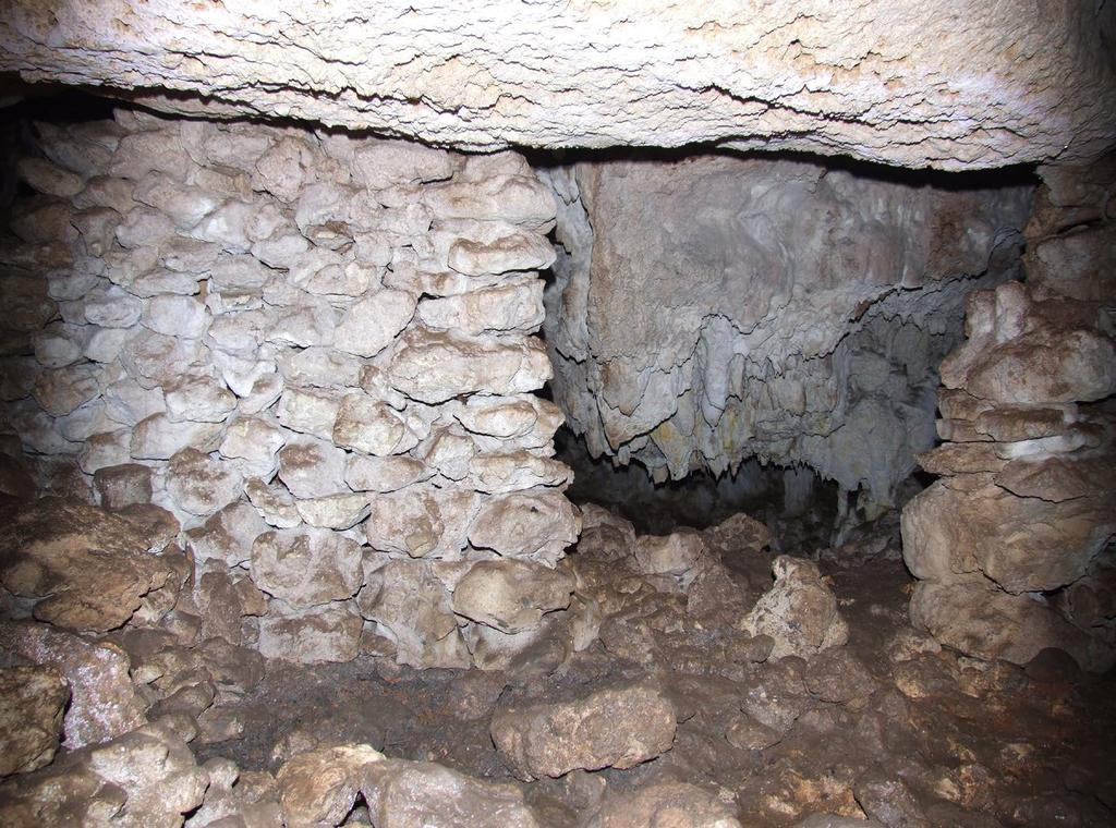 Fig. 2 Grotta del Gatto (Sedini, SS): muro e porta di accesso alla sala del gatto. Cave of the Cat (Sedini, Sardinia): wall and entrance door to cat's room.