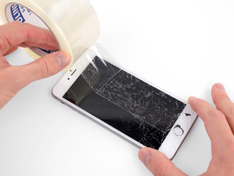 Disponi strisce sovrapposte di nastro adesivo trasparente sul display dell'iphone fino a coprire l'intera superficie.