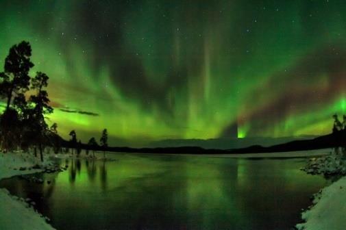 (2 persone a slitta) Campo aurore boreali in motoslitta (2,5 h) Il complesso di Nellim dispone pure di un piccolo chalet attrezzato specialmente per l osservazione delle aurore boreali, situato a 3 6