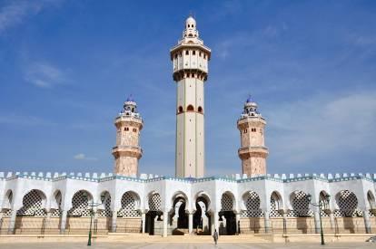 Visita dell impressionante moschea finemente decorata, caratteristica per i cinque minareti e i sei mausolei, tra cui quello di Cheick Amadou Bamba, fondatore della setta.