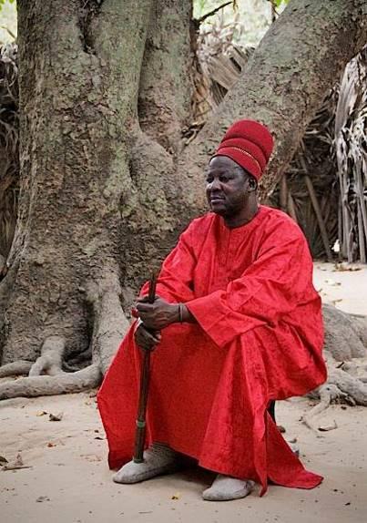 vestigia come il cimitero e la chiesa. Visita dell isola, importante centro per lo scambio dei prodotti locali e per il transito dei passeggeri verso i differenti bracci del delta del fiume Casamance.