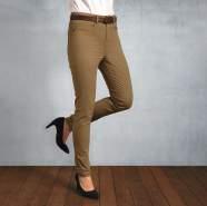 Lampo YKK con patta e bottoncino metallico sulla chiusura in vita. Tessuto elastico. PR570 Ladies' Performance Chino Jeans 63% poliestere, 35% cotone, 2% elastan.