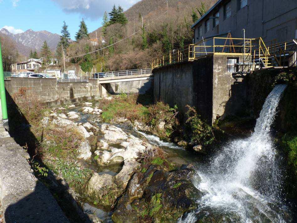 237 che in alveo lungo il torrente Garza. AFFIORAMENTI DEL SUBSTRATO ROCCIOSO LUNGO LA SP N.