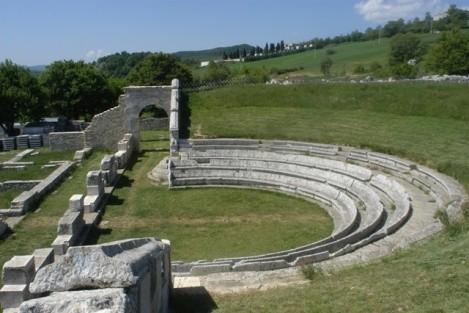 SERVIZI EDUCATIVI SEPINO E PIETRABBONTANTE VISITE GUIDATE La visita guidata all'interno del sito di Pietrabbondante, prevede un percorso racchiuso e circoscritto in un area grossomodo pianeggiante,