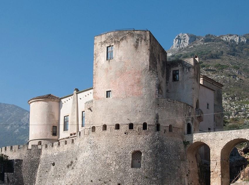 SERVIZI EDUCATIVI CASTELLO PANDONE MUSEO NAZIONALE DEL MOLISE CASTELLO PANDONE DI VENAFRO A Venafro, porta del Molise nel punto di incontro con Lazio, Campania e Abruzzo, è stato istituito, dal 18