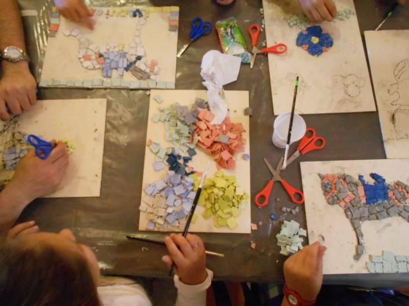 SERVIZI EDUCATIVI CASTELLO PANDONE Tessera dopo tessera esecutive del mosaico. Individuazione ed osservazione attenta del bene artistico scelto per il laboratorio.