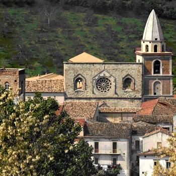 SERVIZI EDUCATIVI LARINO PARCO ARCHEOLOGICO ANFITEATRO ROMANO-VILLA ZAPPONE (LARINO) Tra una meravigliosa vegetazione di alberi di olivo e di viti, sorge Larino. La città, situata a circa 350 s.l.m., dista 30 Km dalla costa Adriatica e 60 Km da Campobasso, capoluogo della Regione Molise.