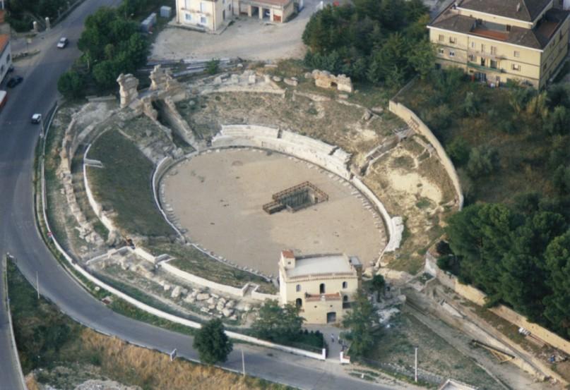 Dopo la vittoria dei Romani nel 319 a.c., Larinum divenne un municipium, mantenendo una propria autonomia rispetto alle altre città frentane.