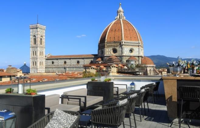 La Divina Terrazza, La Sala Raffaello e La Sala Chini sono le location a tua disposizione per organizzare il pranzo o la cena di