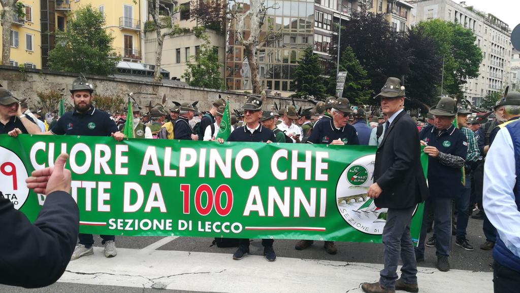 6 Lo striscione della sezione Lecco Gli alpini lecchesi hanno aspettato per tutto il giorno il grande momento e quando allo scoccare le 19, preceduti dalla sezione Valtellina e Colico, hanno fatto il