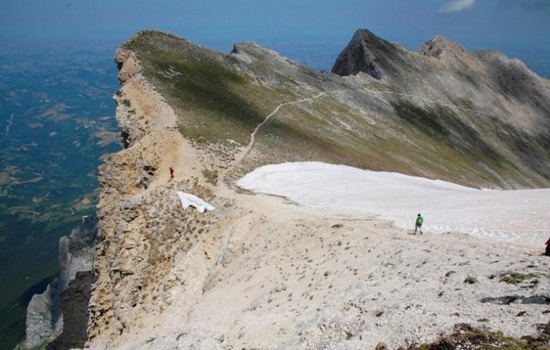 6 giorno giovedì 15/08: Monte Camicia (EE) Ore 7:00 Sveglia e colazione ore 8:00 Partenza in pullmino direzione Fonte Vetica(1632m) ore 9:00 Arrivo al Rifugio Fonte Vetica e inizio escursione 6a