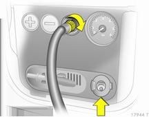 Cura del veicolo 195 6. Avvitare il tubo dell'aria al raccordo del compressore. 7. Aprire il coperchio del connettore elettrico da sinistra ed estrarre la spina. 8.