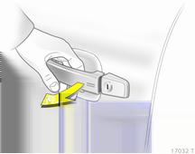 34 Chiavi, portiere e finestrini Sistema Open&Start Telecomando Sistema Open&Start Tirare la maniglia di una portiera o premere il pulsante sotto la modanatura del portellone posteriore.