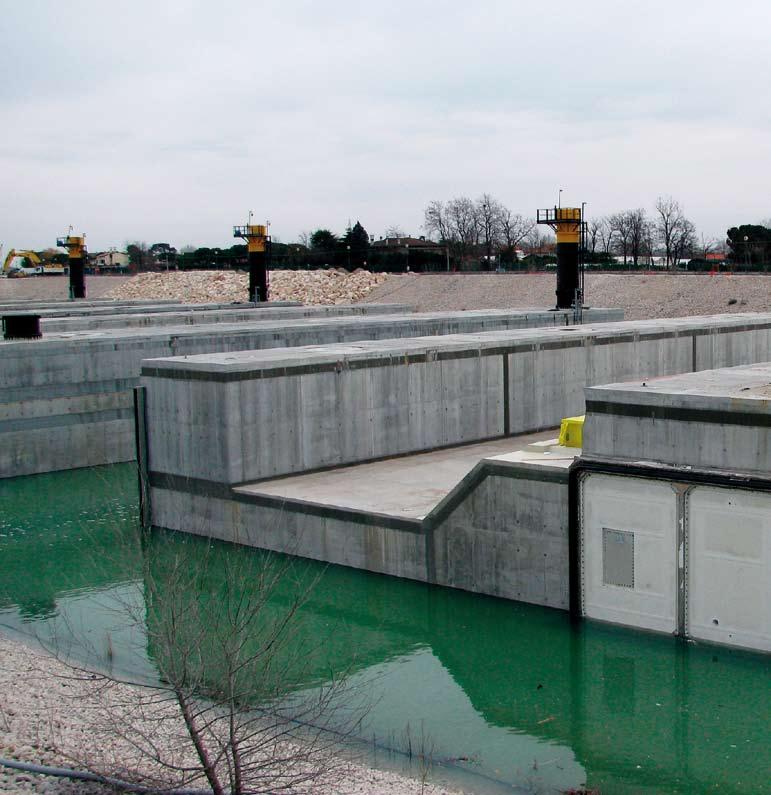 Studi / progetti / opere 18 In alto Le prime fasi dell allagamento del bacino per il varo degli alloggiamenti della barriera di Lido nord (marzo 2012).