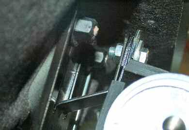 Bloccare la tubazione alla vettura con una fascetta a scaletta [FS], da fissare al prigioniero di
