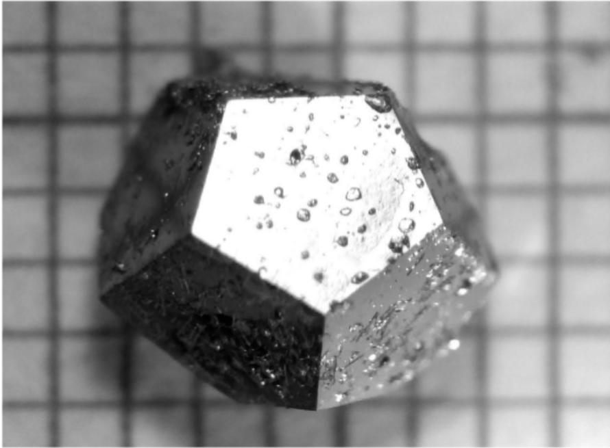 Dopo molto scetticismo iniziale, l esistenza dei cosiddetti quasi-cristalli è stata riconosciuta dalla comunità scientifica.