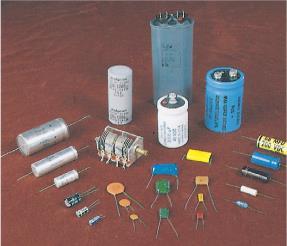 Condensatori Il condensatore elettrico (o capacitore) è un dispositivo estremamente utile in elettronica e nei circuiti elettrici, poiché consente di immagazzinare e rilasciare energia elettrica in