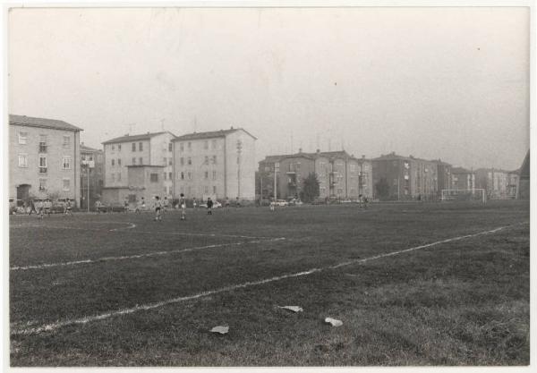 Mantova - Quartiere Due Pini - Campo di calcio - Partita di calcio Foto Perina Link risorsa: http://www.lombardiabeniculturali.