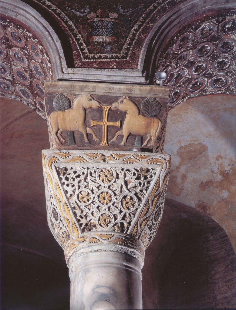 Nella volta dell'abside campeggia il Redentore assiso sul globo, fiancheggiato da due Arcangeli, da S. Vitale in abiti militari e dal vescovo Ecclesio in atto di offrire la basilica.