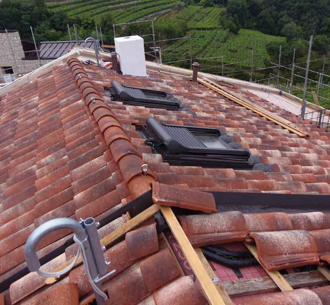 termico perimetrale continuo tra tetto e finestra.