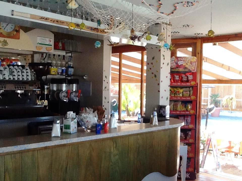 Lo stabilimento balneare dispone di uno snack bar e di una veranda con tavoli,