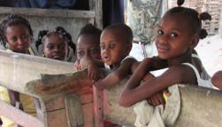 HAITI - - non si muore di fame. - ca cosa che possono offrirti; se la ricusi li fai - - che noi abbiamo quasi dimenticato. Questi piccoli gesti mi ripagano di tante.