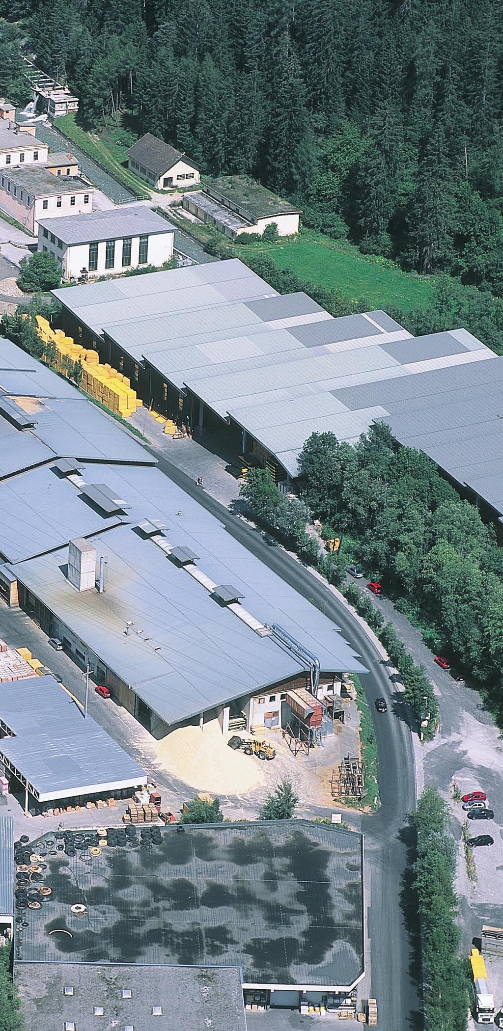 A partire dallo stabilimento per la produzione di pannelli da armatura costruito nel 1971, nell altopiano tirolese è sorta un azienda leader nella lavorazione industriale di legno massiccio.