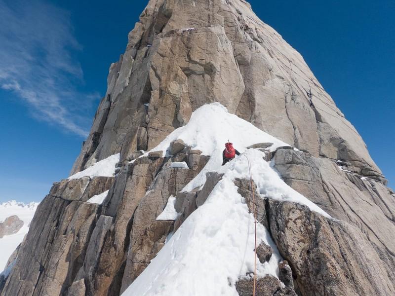 Ragni Lecco. Gli aggiornamenti dagli alpinisti in Patagonia 5 Cerro Mangiafuoco, la via si chiama L appel du vide, 6c M4 400m dal colle alla cima.