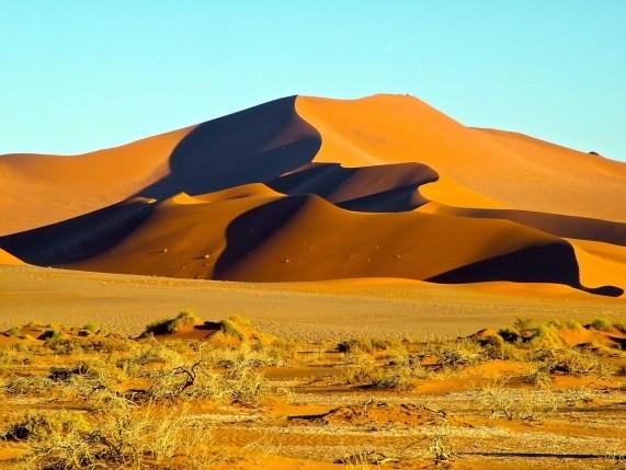 L altopiano centrale: dalle savane cosparse di rovi e dalle aspre montagne che si innalzano bruscamente dalle pianure; vivere l'avventura di un bush camp tra le spettacolari montagne di Spitzkoppe.