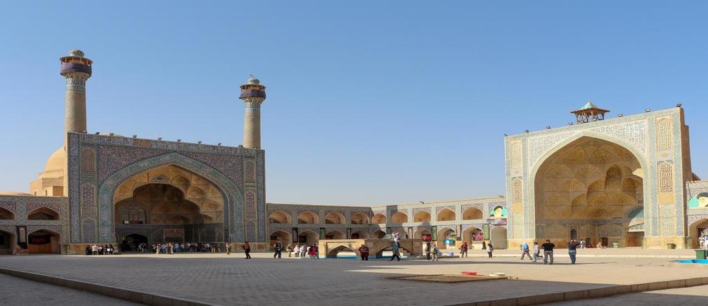 Pranzo in corso di escursione. Partenza per Isfahan, lungo il percorso la visita di Na in, dove si trova una delle più antiche moschee del Paese, la Masjid-e-JāmehNā'īn.