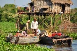 4 GIORNO: Lago di Tonle Sap - Partenza da Siem Reap Colazione Pranzo al sacco Sveglia di prima mattina per dirigervi verso il villaggio galleggiante di Kompong Khleang che Kompong Khleang è uno dei