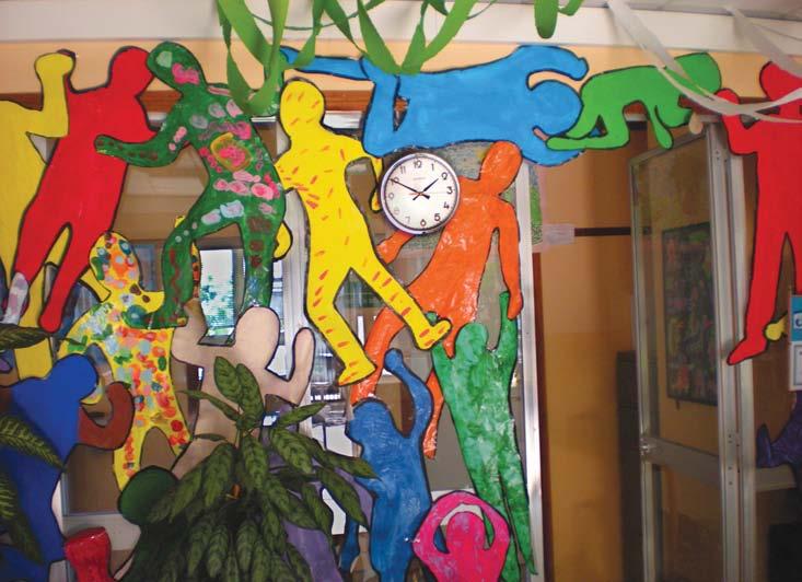 Agosto Bambine e bambini di 3-5 anni, lavoro di gruppo Muoviti, sogna Pittura su carta, sagome dal vero, alla maniera di Keith Haring Scuola dell'infanzia