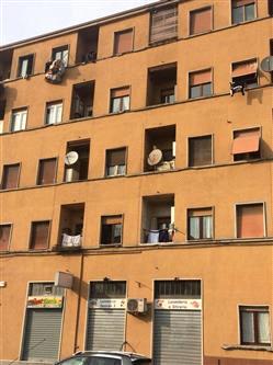 tra Via Comina e Via Colzani. Esternamente l'immobile ha facciate tinteggiate, serramenti con tapparelle, balconi con parapetti in muratura.