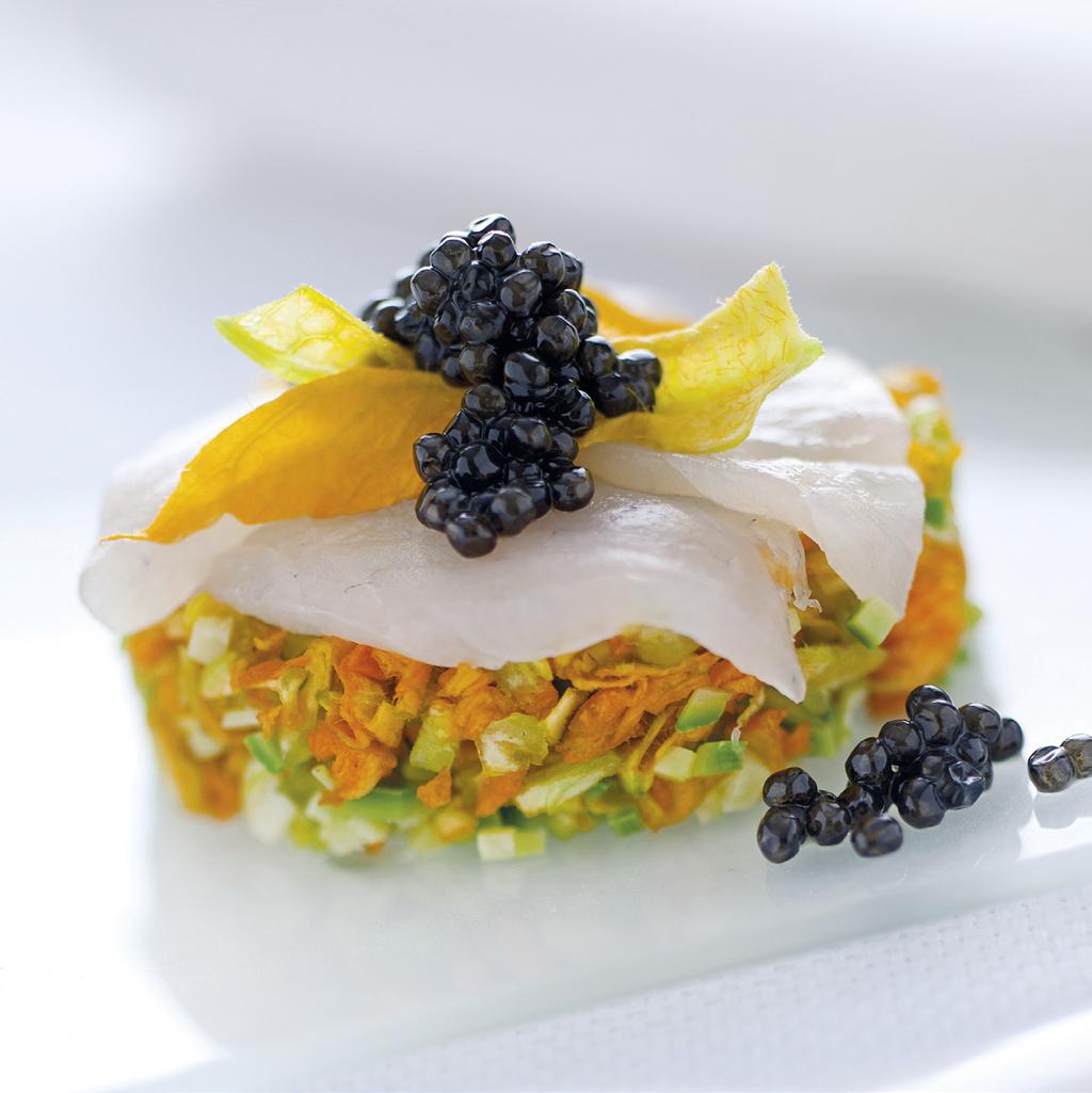 1. TARTARA DI ZUCCHINE E LORO FIORI CON STORIONE E CAVIALE INGREDIENTI PER 4 PERSONE: 4 cucchiaini di Caviale Tradition Royal, 6 zucchinette novelle con il loro fiore, 10 fettine di storione tagliate