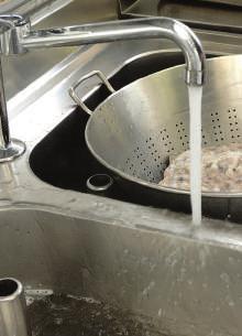 possono essere messe a bagno in acqua fredda, nel caso di alimenti