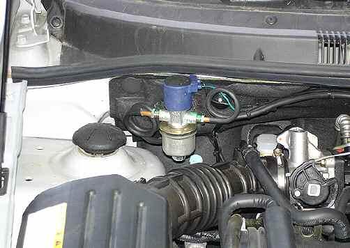 ELETTROVALVOLA GPL Fissare l elettrovalvola GPL contro la paratia motore alla sinistra dell ammortizzatore anteriore
