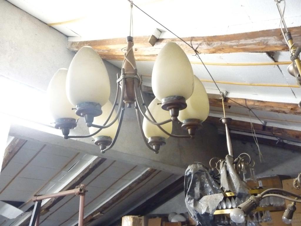 Coppa decorativa per ancoraggio a soffitto a forma di campana. Il lampadario è in buono stato di conservazione.