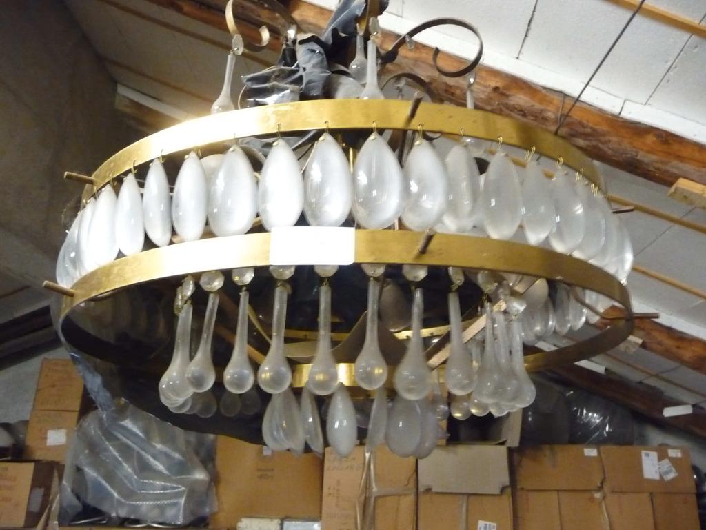 Coppa decorativa per ancoraggio a soffitto a forma di campana. Il lampadario è in buono stato di conservazione.