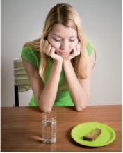 ANORESSIA L anoressia nervosa si manifesta con il rifiuto del cibo per la paura ossessiva di ingrassare.