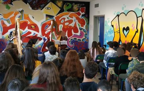 Lezione concerto Il 10 Aprile presso il coloratissimo atrio del plesso della Scuola secondaria di