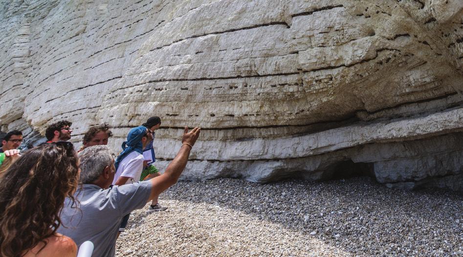 IL CORSO IN BREVE Le studentesse e gli studenti che si avvicinano alle Scienze della Terra sono interessati a conoscere, con spirito di avventura e passione per la ricerca, il nostro pianeta e i