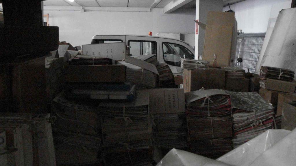 Archivio portato in un garage a