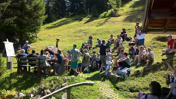 Martedì Pomeriggio LAGO FATATO E MUNGITURA DELLE MUCCHE Facile passeggiata alla scoperta del laghetto alpino del Passo San Pellegrino e visita in malga con la possibilità per tutti di mungere il